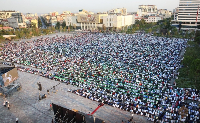 PAS NJË MUAJI AGJËRIM/ Myslimanët falin Fiter Bajramin në sheshin “Skënderbej”