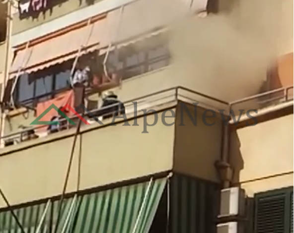 “DIGJET” BANESA NË TIRANË/ Zjarrfikësit futen nga ballkoni për të shuar flakët (VIDEO)
