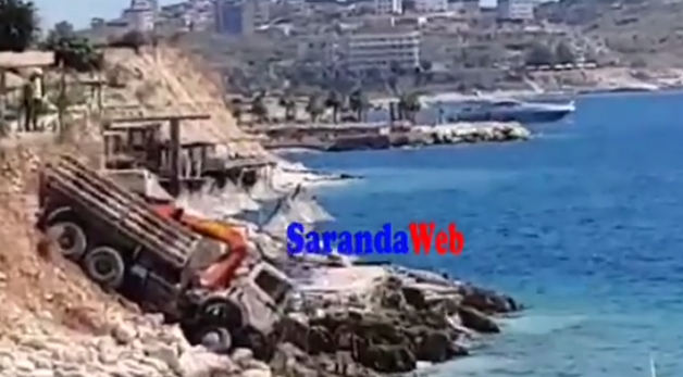 KAMIONI DEL NGA RRUGA NË SARANDË/ Përfundon në det, dyshohet se… (VIDEO)
