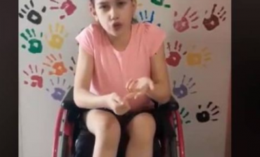 "TROTUARET E LIRA"/ Apeli rrënqethës i një vajze në karrige me rrota  (VIDEO)