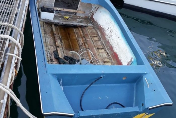 PA TIMON DHE PA NJERI NË BORD/ Dyshohet se vinte nga Durrësi, gjendet varka me drogë në Itali (FOTO)