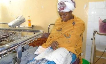 PAS LINDJES SË FOSHNJËS/  Nëna bën provimet e maturës në shtratin e spitalit