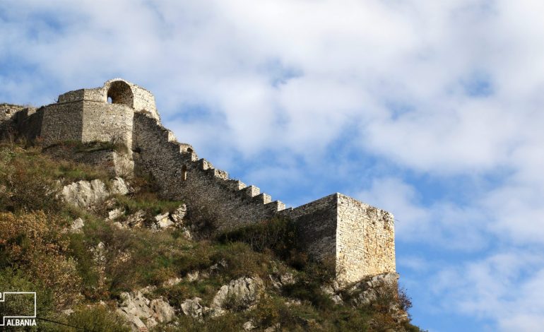 KOMENTET/ Turisti polak për Kalanë e Beratit: E mahnitshme si në filma, shqiptari: Ça të pëlqeu aman…
