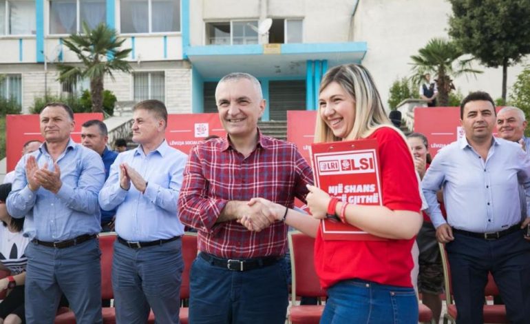 JO VETËM MAZHORANCA/ Edhe deputetja e RE e opozitës shkon të votojë (FOTO)