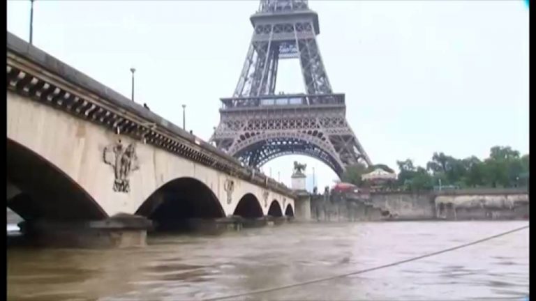 "ÇMENDET" MOTI NË FRANCË/ Ja si breshëri thyen xhamat e makinave  (VIDEO)