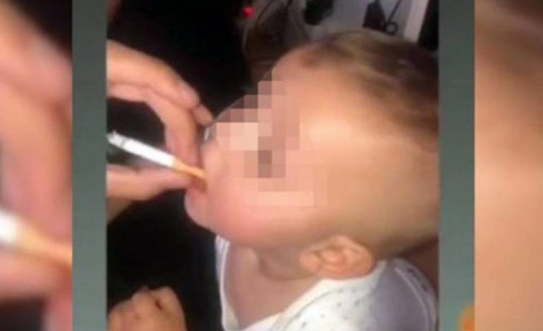KËNAQET NGA…/ Nëna detyron foshnjën të tymosë cigare  (VIDEO)