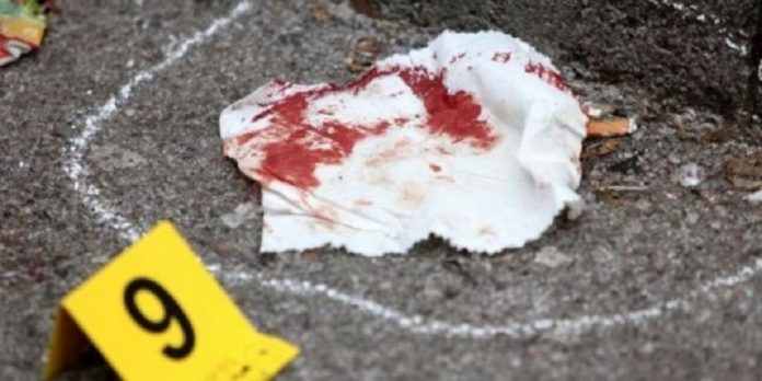 DYSHOI SE E TRADHËTOI ME KOMSHIUN/ 30 vjeçari i pret kokën gruas dhe e dorëzon…