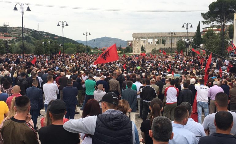 30 QERSHORI/ Rama mbush sheshin kuqezi në Lezhë (ndërkohë priten molotovët e Bashës në Tiranë) FOTO