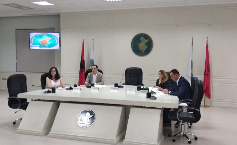 DEKLARATA/ KQZ e prerë me kryetarët e bashkive: Mos cënoni KZAZ-të, do mbani përgjegjësi penale