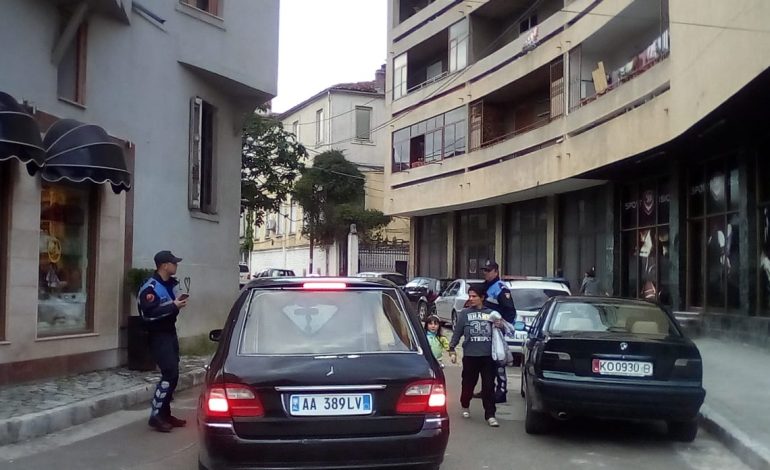 E RËNDË NË KORÇË/ I moshuari HIDHET nga kati i 2-të i shtëpisë, jetonte…