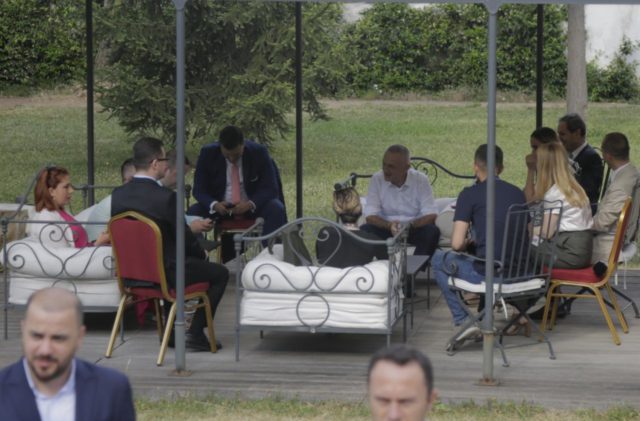 “MOMENTE QETËSIE DHE…”/ Pas konferencës Meta heq kravatën dhe ulet me gazetarët (FOTO)