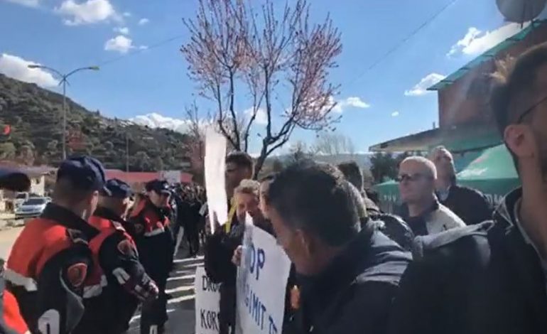 30 QERSHORI/ Rama drejt Përmetit për takimin elektoral, 20 militantë të PD e presin në hyrje me qëllim bllokimin e tij (VIDEO)