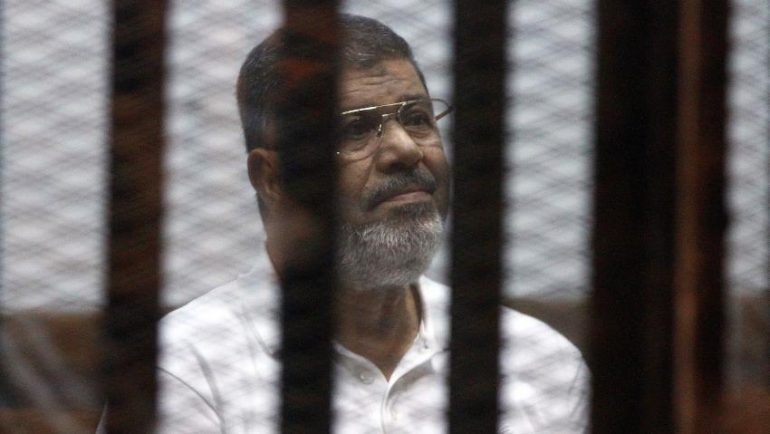 U LARGUA ME FORCË NGA…/ Vdes në gjykatë ish-presidenti i Egjiptit