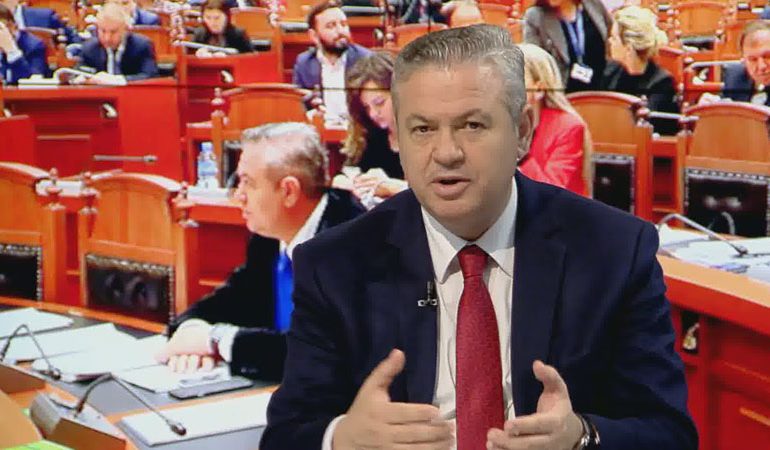 “E SHOHIN SI GOMERDARE SHPËTIMI”/ “Shpërthen” Myslim Murrizi: Dy fjalë për “DEMOKRATIN”, që është shpallur “HERO” nga… (VIDEO)