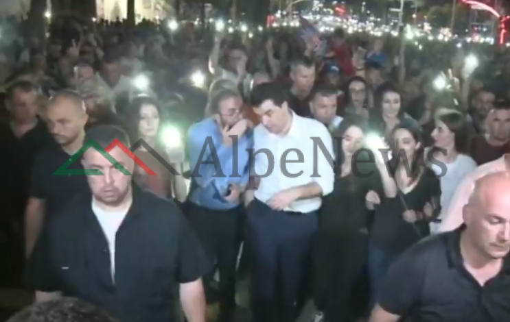 MINUTË PAS MINUTE/ Protestuesit mbërrijnë tek parlamenti