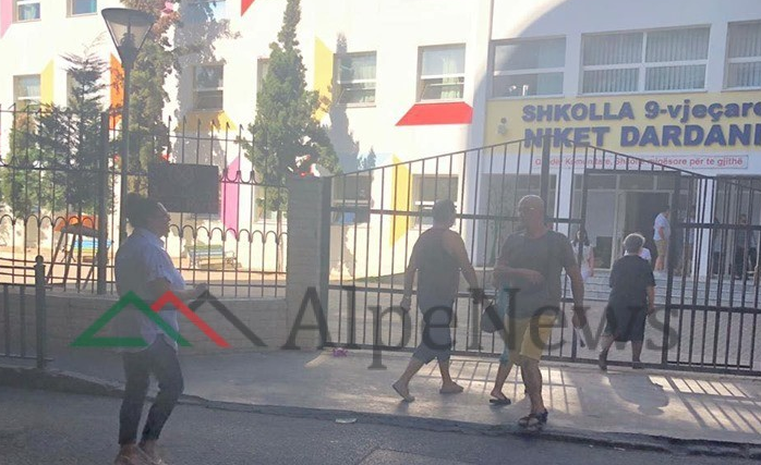 SHQIPËRIA VOTON/ Qytetarët “dynden” drejt qendrave të votimit. PAMJET nga njësia 3