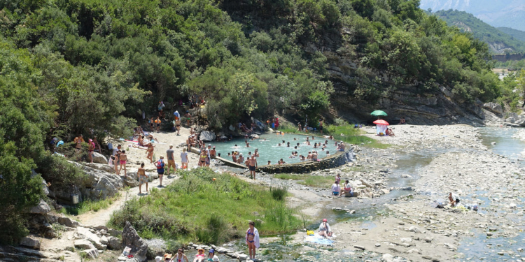 “MË E MIRA NË EVROPË”/ “Turismo.al”: Ujërat termale të Bënjës në Përmet “magnet” për turistët
