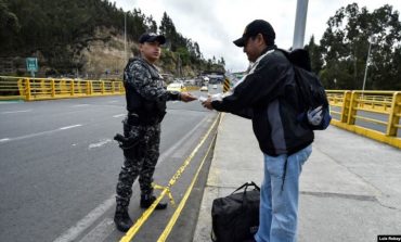 SFIDOJNË LIGJIN E RI/ Mijëra migrantë nga Venezuela presin të kalojnë kufirin...