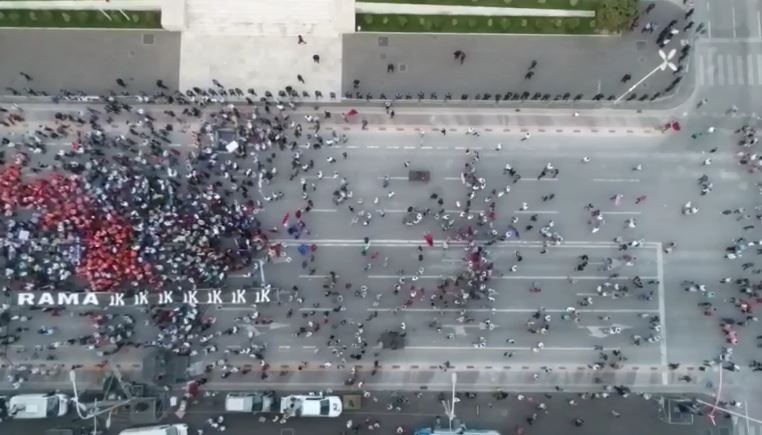 VIDEO E FUNDIT NGA DRONI/ Pjesemarrja në protestën e PD-LSI, teksa mban fjalimin Lulzim Basha (rrudhja vazhdon)