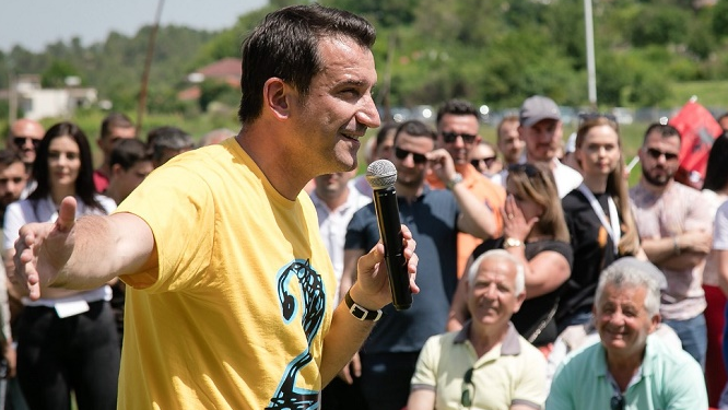 “NË FUNDJAVË I KE NË JUG ME KOKTEILE”/ Veliaj tallet me opozitën: E shikoni Shqipërinë nga xhami i një Lambo