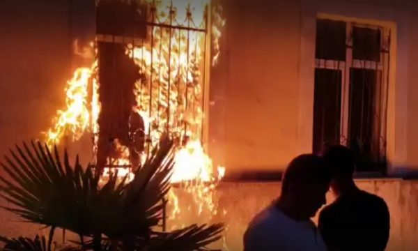 MOLOTOVI NË KZAZ NË SHKODËR/ Plagosen 2 punonjës policie, ndodhen…