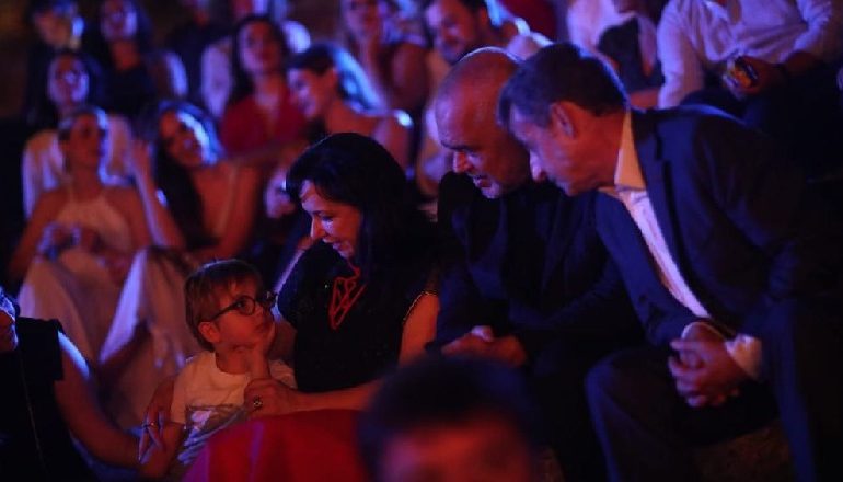 CARLA BRUNI ELEKTRIZON BUTRINTIN/ Në koncert Nicola Sarkozy dhe Kryeministri Rama