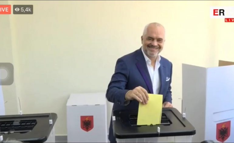 SHQIPËRIA VOTON/ Rama batuta me gazetarët: Hapni rrugën! Nuk më tundoni dot