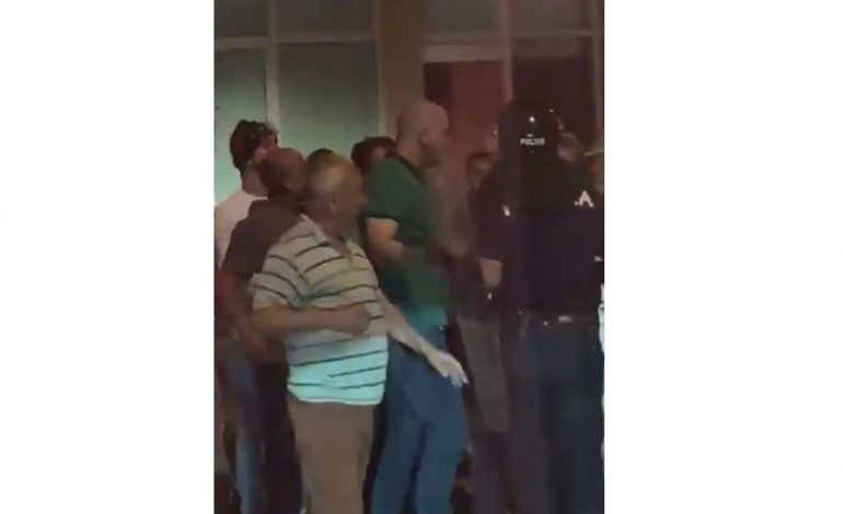 “PD-ja SE MBAJTI FJALËN”/ Ja si njerëzit e ish-deputetit Gjunkshi “DHUNOJNË” policët në Dibër (VIDEO)