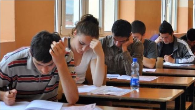 SOT NISIN PROVIMET/ Maturantët testohen për njohuritë e gjuhës së huaj