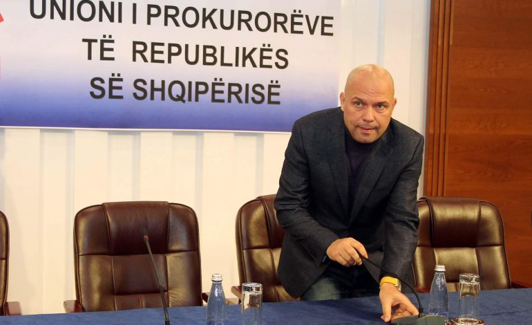 “MOS NA JEPNI MË MEND”/ Ylli Manjani sulmon ndërkombëtarët: Jeni bërë qesharakë, turp