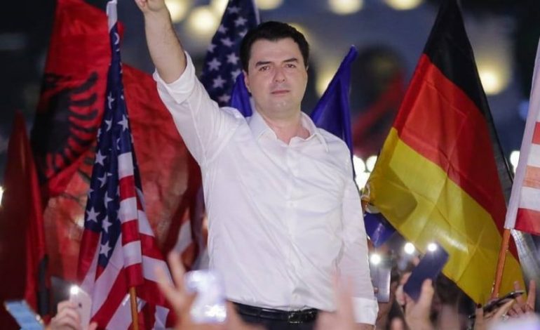 “ZJARRI I KËSAJ JAVE QË PO SHUHET”/ Kush e “TREMBI” Lulzim Bashën që të “distancohet” nga dhuna?