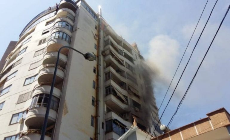 ZJARR NË KATIN E 6 TË NJË PALLATIT NË ELBASAN/ Mbeten brenda banorët e kateve më sipër