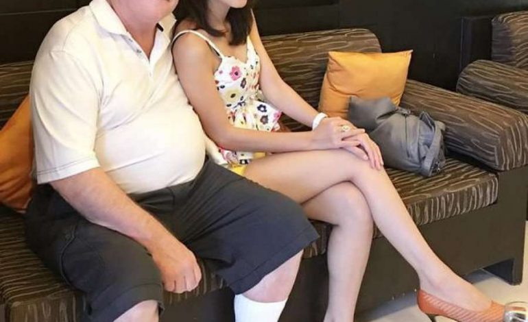 U MARTUA ME NJË BURRË 37 VITE MË TË MADH/ E reja tregon pse ka frikë të kryejë marrëdhënie me të (FOTO)