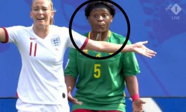 GJESTI I SHËMTUAR NDODH ME FEMRAT/ Lojtarja e Kamerunit pështyn anglezen (VIDEO)