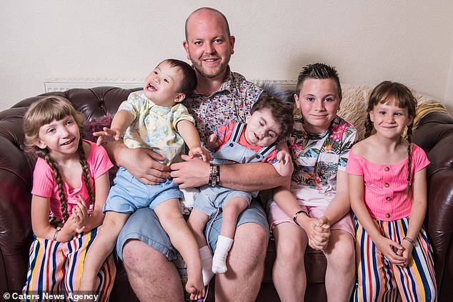 “SUPER BABAI”/ Njihuni me 35 vjeçarin single që ka birësuar 5 fëmijë me…