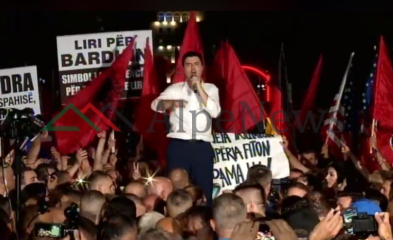 FAKTI I FUNDIT/ Basha “braktiset” nga familja në protestë. Premtoi se do ishte me ato por…