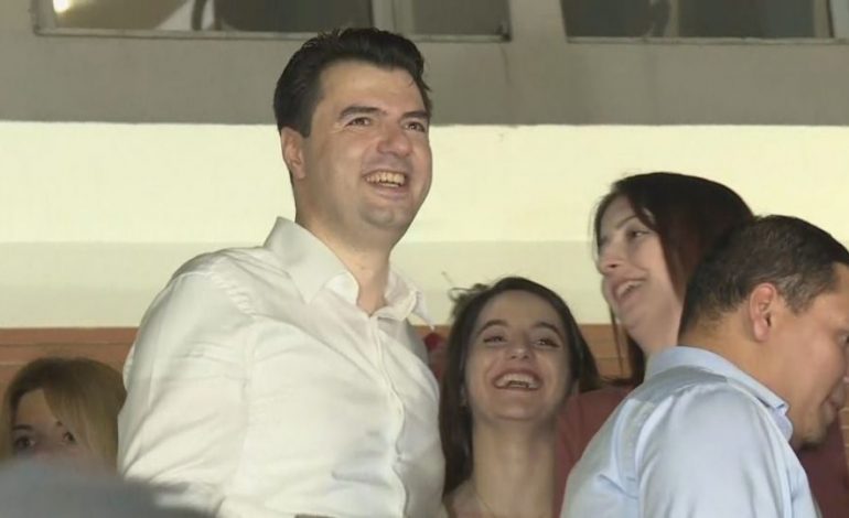 AS SOT NUK E RRËZOI RAMËN/ Lulzim Basha e mbyll protestën duke kënduar
