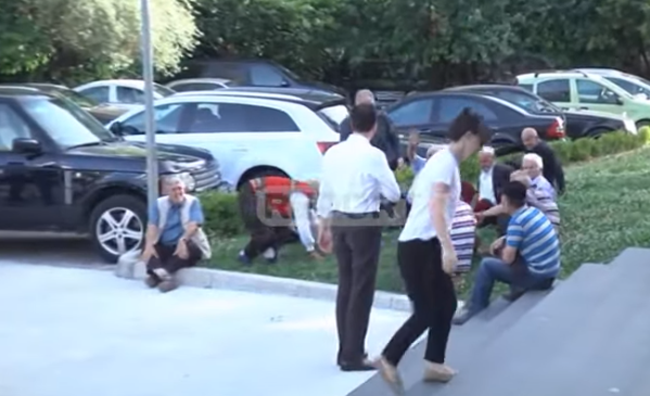PROTESTA/ Basha mbërrin në seli me bashkëshorten e tij. Militantët këmbëkryq presin…