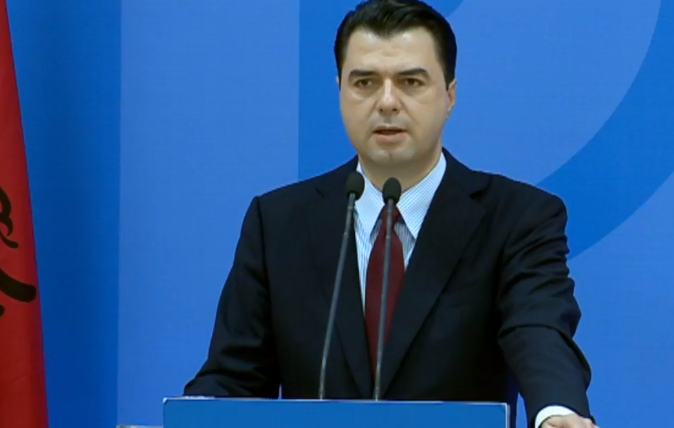 I “NGRIN” BUZËQESHJA/ Basha konferencë për shtyp: Presidenti nuk shkarkohet