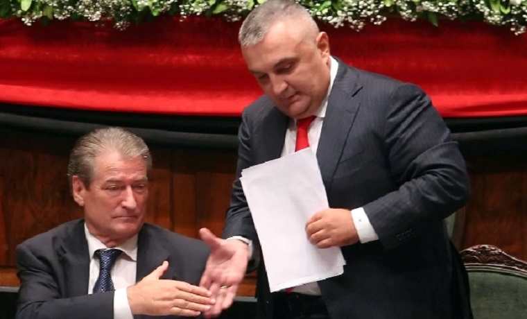VIDEO E FUNDIT/ “Ai nuk quhet Ilir Meta por Ilir floriri, të japë urgjent dorëheqjen”. Kur Berisha akuzonte Metën për vjedhjen e floririt në Krabë