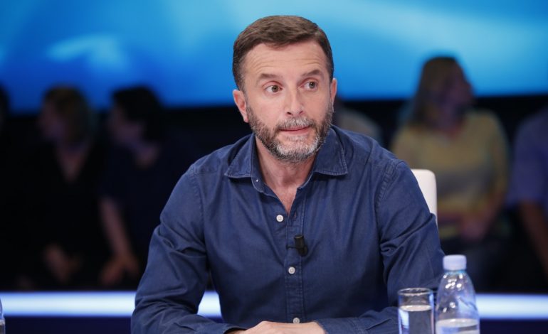 “MIRUPAFSHIM…”/ Braçe ironizon: Monika me filxhanin rrotullo-rrotullo, Luli…