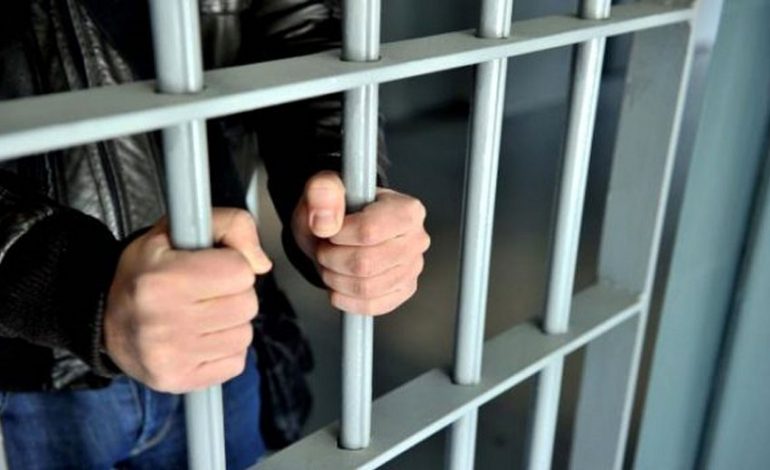 ARRESTOHET ZYRTARI I BURGUT NË ITALI/ Ndihmoi shqiptarin të fuste celularë, kokainë dhe hashash në qeli