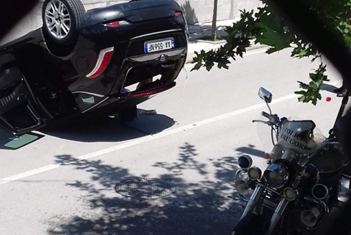 MAKINA PËRMBYSET NË MES TË RRUGËS/ Plagosen dy persona në Vlorë (FOTOT)