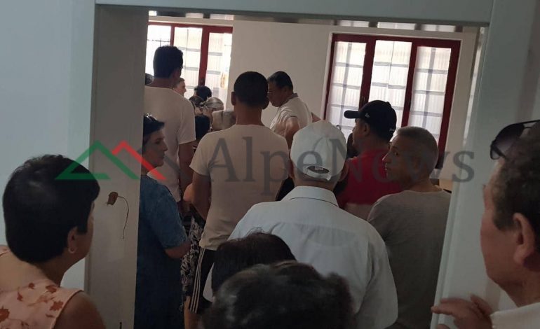 SHQIPËRIA VOTON/ Qytetarët e Fierit DYNDEN drejt qendrave të votimit. PAMJET