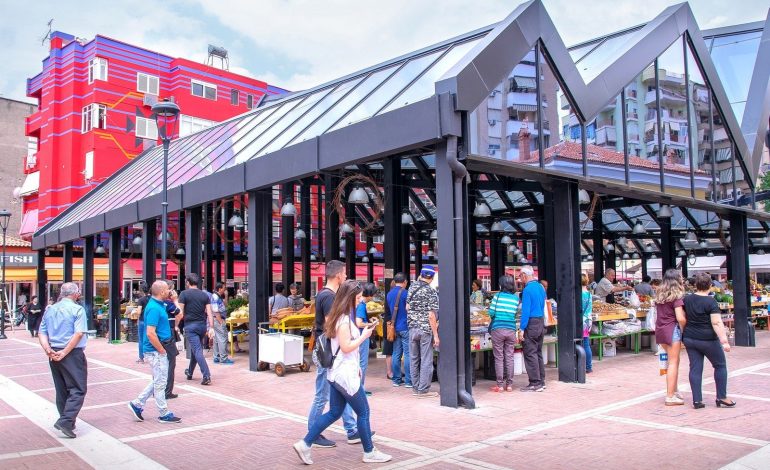 KOMENTET/ Turisti austriak për Pazarin e Ri: Ushqim dhe birra të LIRA, shqiptari: Katastrofë…