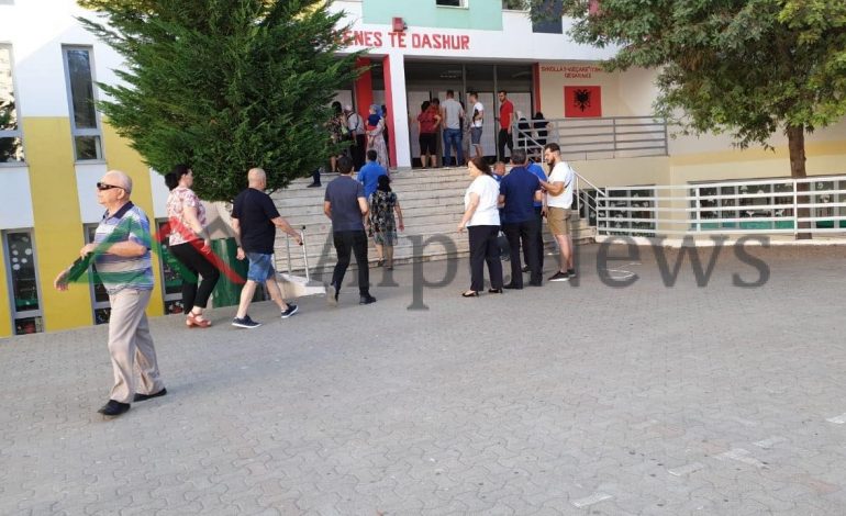 SHQIPËRIA VOTON/ Fluks votuesish në qendrat e votimit në Dajt, pamjet