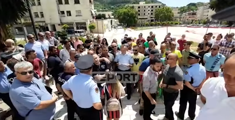 TENSION DHE SHTYRJE/ Opozita në Delvinë afat deri nesër për lirimin e KZAZ-së (VIDEO)