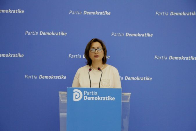 PËRPLASJA ME POLICINË NË BURREL/ Shoqërohet ish-deputetja Dhurata Çupi: Jam në komisariat…