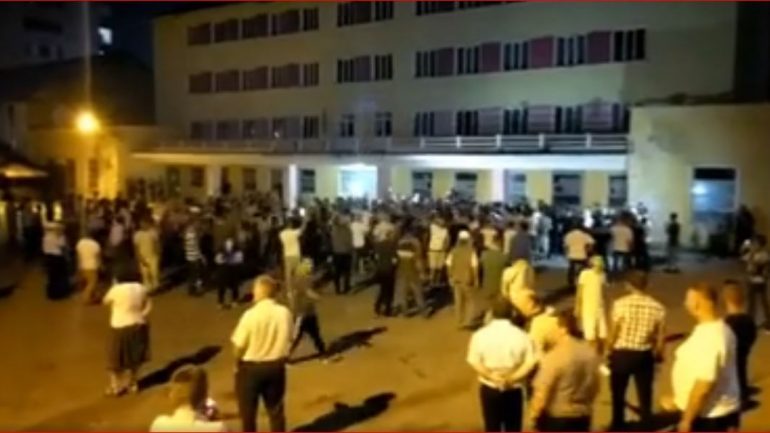 TENSIONET/ Përplasja në KZAZ-në e Dibrës, Policia jep detaje: 12 të arrestuar, 39 në kërkim