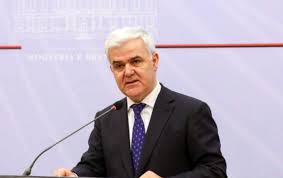 VOTON BASHKË ME FAMILJEN/ Fatmir Xhafaj: Ditë e rëndësishme, keqardhje… (FOTO)